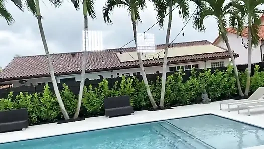 İri göğüslü orta yaşlı seksi kadın Julianna başka birini arıyordu ama çabucak büyük yarağımı buluyor ve götümü yiyor!