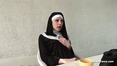 Młoda francuska zakonnica sodomizowana w trójkącie z papieskim podglądaczem