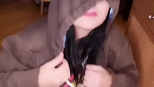 Blowjob disergap saat aku mencoba untuk menyerbu lemari es.