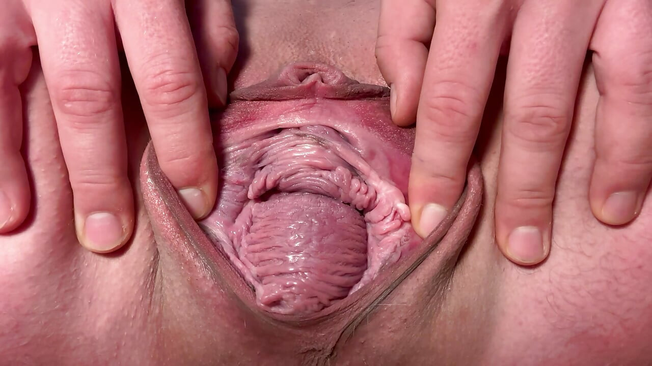 Το μουνί απλώνεται σε κοντινό πλάνο