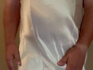 Crossdresser vistiendo camisola de satén blanco y medias