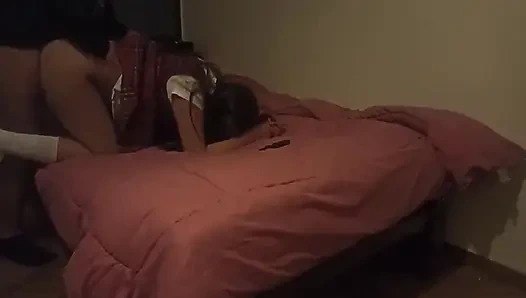 Üniversitede tamamen masum görünüyor ama yatakta hepsini istiyor (tam video)