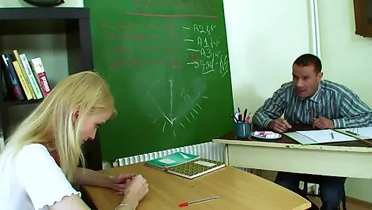 Dünnes mädchen lutscht den massiven schwanz des lehrers und bekommt es dann in ihre fotze