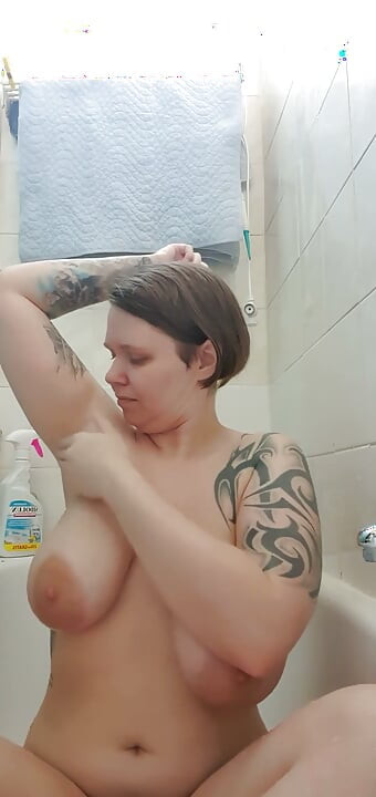 Большие натуральные сиськи у утреннего душа