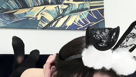 Молодая девушка-пасхальный зайчик мастурбирует на кровати