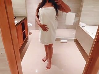 Une bhabhi indienne sexy à gros nichons s’amuse dans une baignoire dans un hôtel 5 étoiles et se doigte la chatte