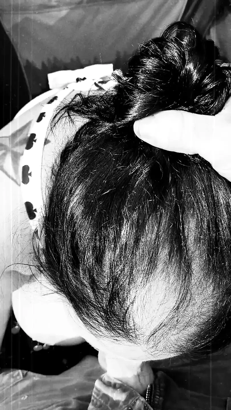 写真の白黒彼女は全力でそのコックをしゃぶる