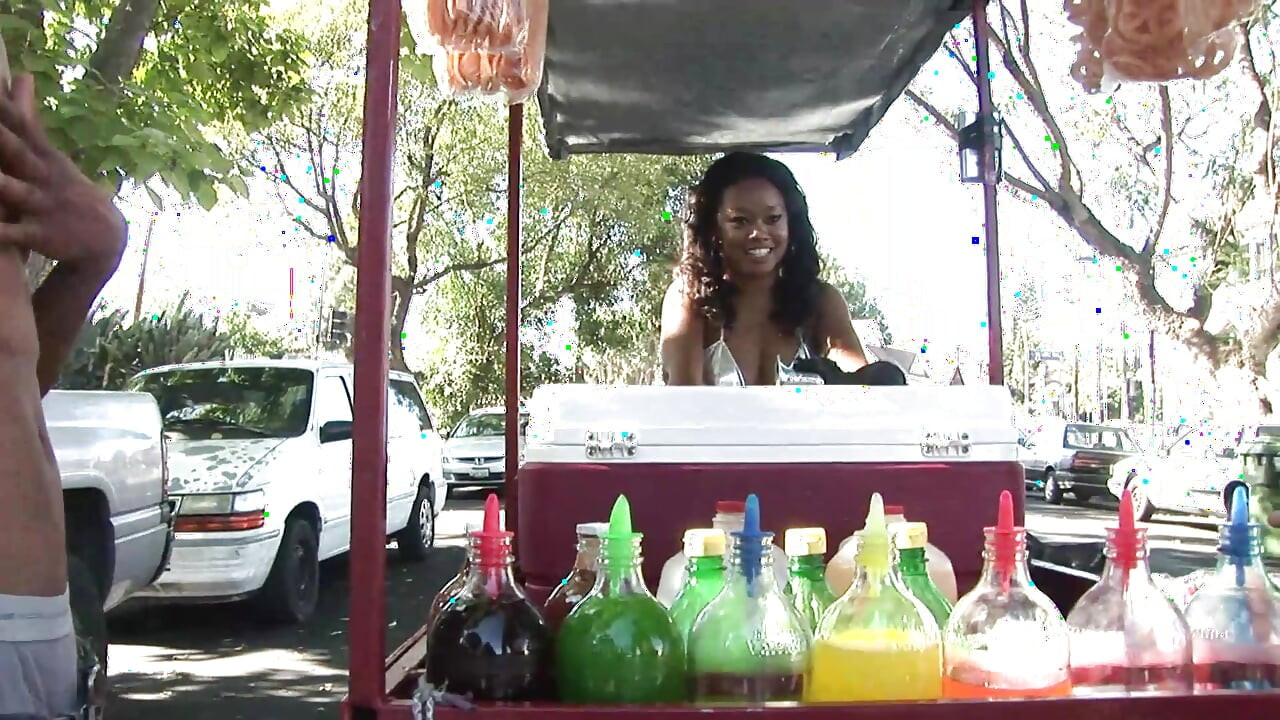 O curvă neagră sexy și țâțoasă mănâncă o pulă uriașă neagră