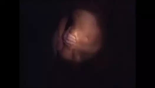 Güzel memeli klasik orta yaşlı seksi kadın karanlıkta sikiliyor ve ağzına büyük yarakla boşalıyor