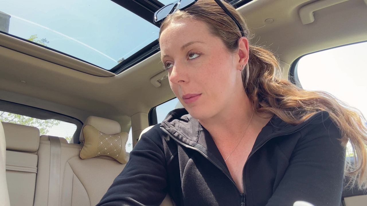 愛車の後部座席でピンクのディルドでオナニー