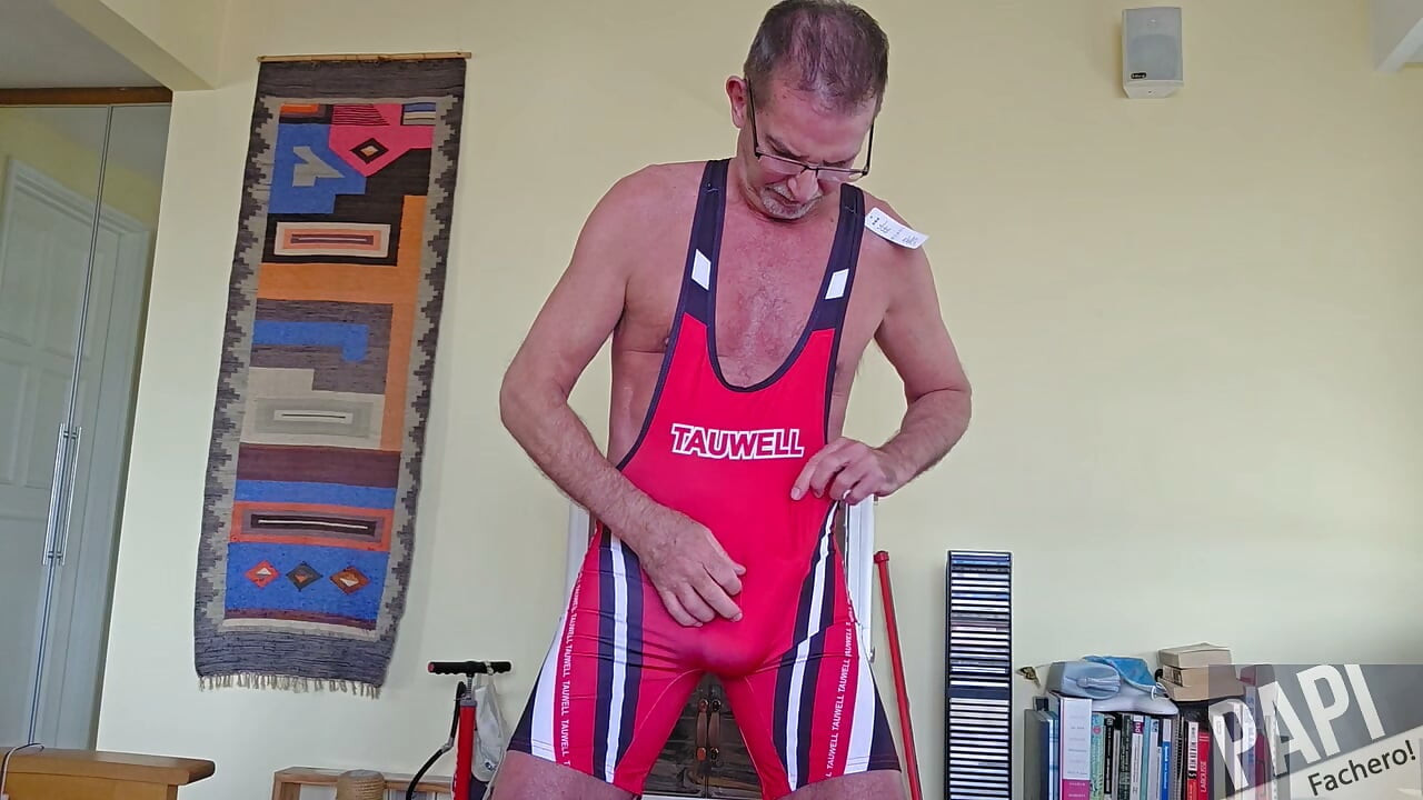 Pervy PapiFachero dostal dva perverzní objednávky v jeden den – kterou by měl otevřít jako první?