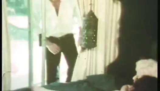 Vintage - cewek dengan memek berbulu lagi asik nyepong kontol besar di pesta seks threesome