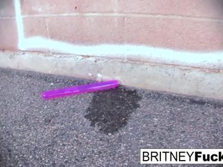 Пиздолизка с фиолетовыми волосами Britney пробует рыжую Marie