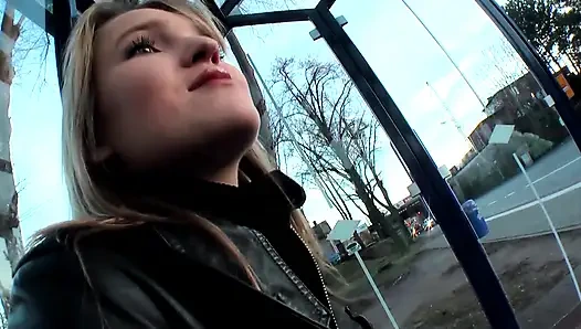 Cewek pirang menggoda payudara dan mainan dalam perbudakan bdsm