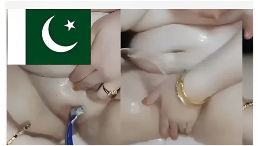 Пакистанская девушка бреется. Наслаждаться