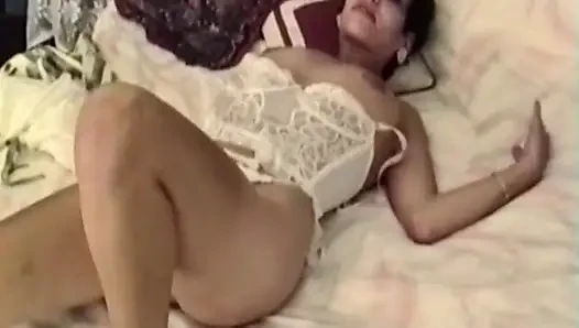 Брюнетка раздевается и соблазняет догола на кровати