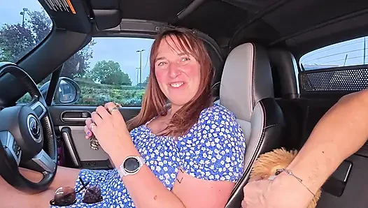 Betrügende verheiratete heiße britische MILF nimmt mich für eine fahrt, ich muss pinkeln, dann entleert sie meine EIER!
