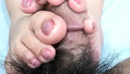 她趾交边缘他的精液，直到她的大脚趾戏弄他的精液