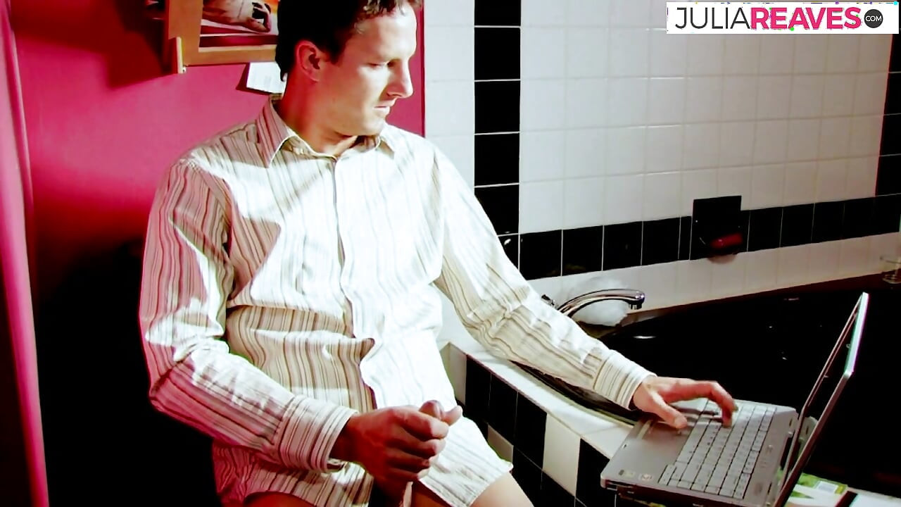 Возбужденная шлюшка раздвигает ноги, когда ее трахают до сисек с камшотом