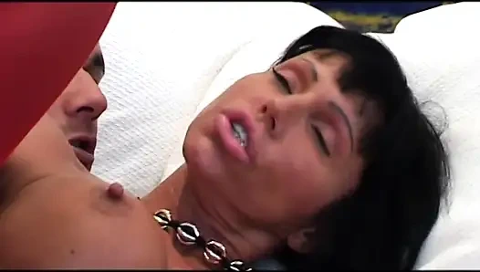 Atemberaubende italienische pornodarstellerin Valentine Demy in den arsch gefickt