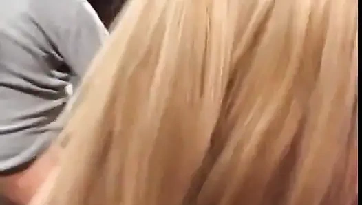 Pirang panas menghadapi kontol hitam besar