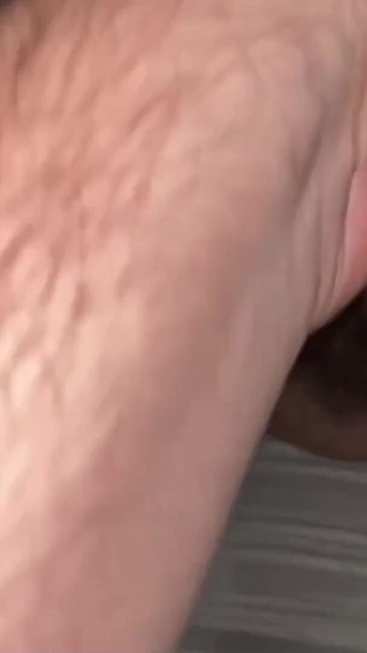 FISTING NO ÂNUS PELUDO PARA ESGUICHAR ORGASMO. AMADOR EM PRIMEIRO PLANO, ESGUICHO ANAL. | Clipe 1