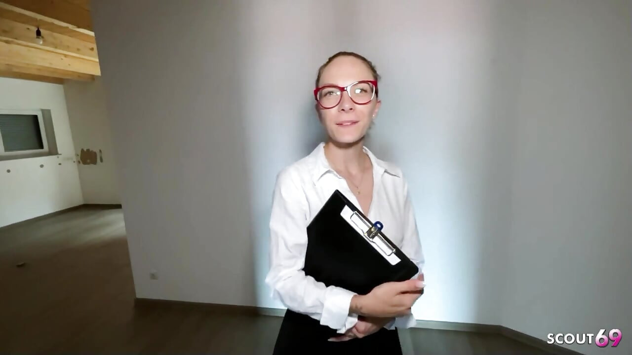 Une agent immobilier allemande ringarde offre un service supplémentaire à son client