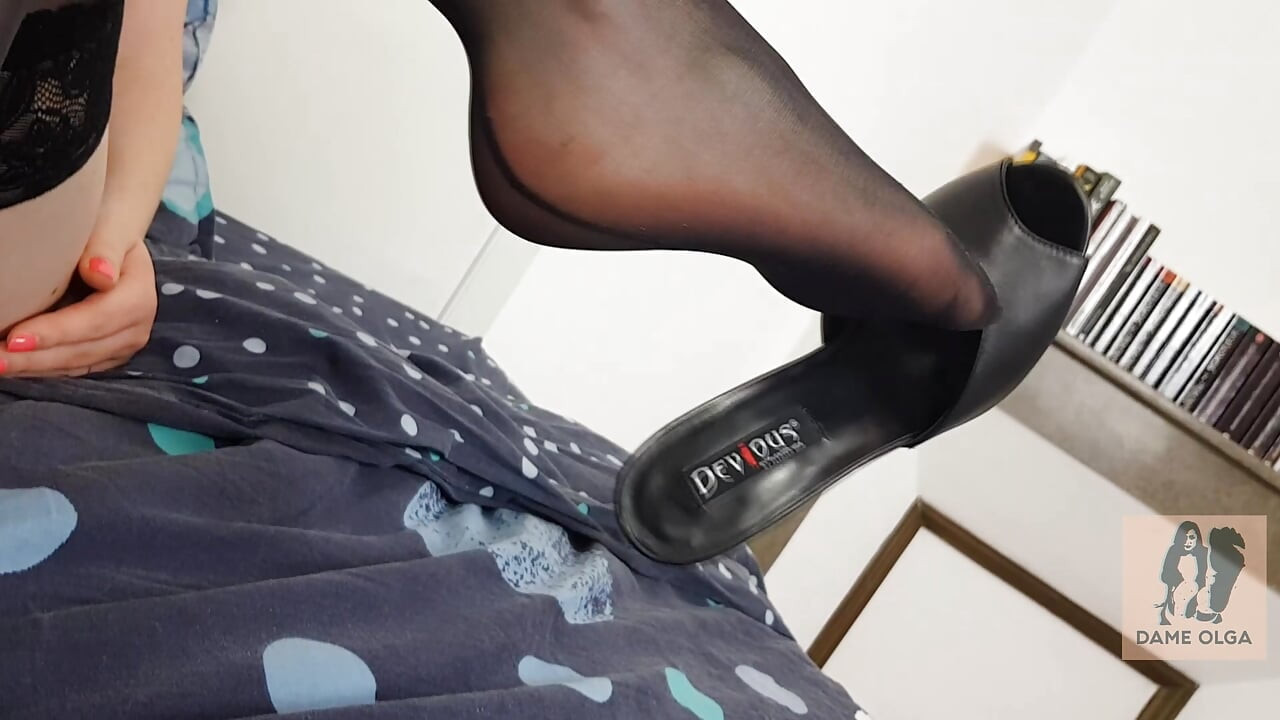 אני משתלשלת פרדות דומינה בגרביונים שחורים עם תפרים (קולקציית נעליים) - דיים אולגה