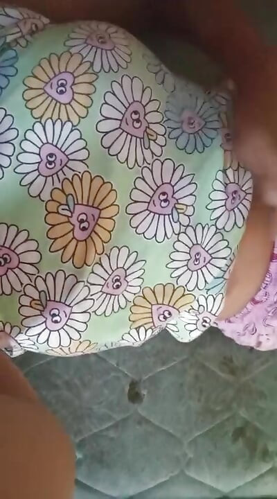 スリランカの女の子が浴室でディルドを抱えた勃起、大きな胸と濡れた膣を伴う欲望
