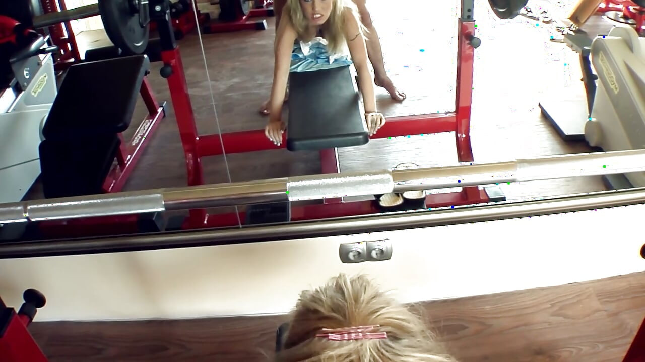Děvka v tělocvičně tvrdě šuká na bench pressu POV