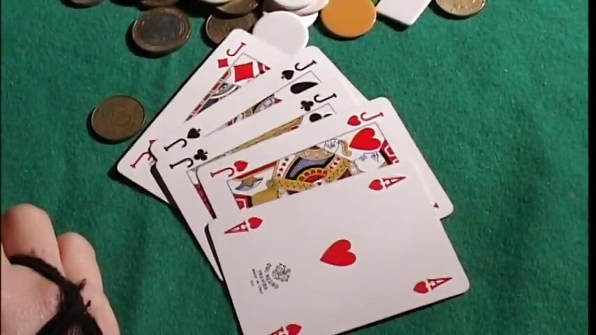 Tipul câștigă o curvă după o rundă de poker și o fute pe masă