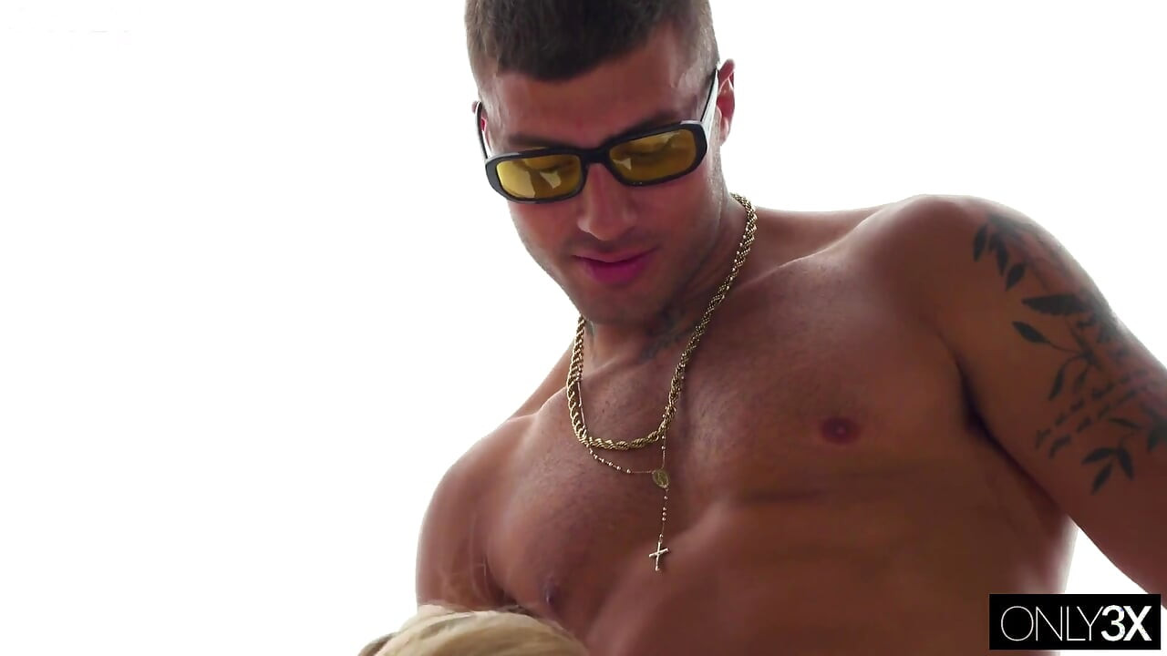 Xanthia Lombardi получает трах-тур по Тенерифе Премиум Отредактированный GoldDigger