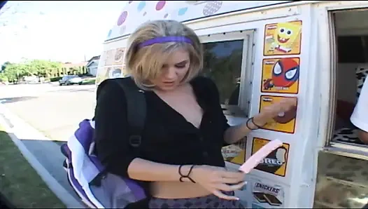 Tatlı genç kız bacaklarını açıyor ve dondurma kamyonunda sikiliyor