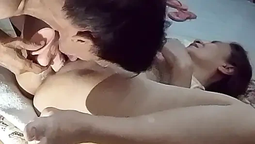 Ne sikişiyor ve ıslak amcığını yiyor bu yüzden beni şaşırtıyor