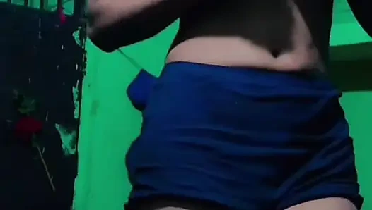 Hintli ateşli kız arkadaşım sert sikiş için göğüslerini amını parmaklıyor