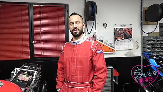 Aurora, eine freche verkäuferin, bietet ihren körper zwei typen an