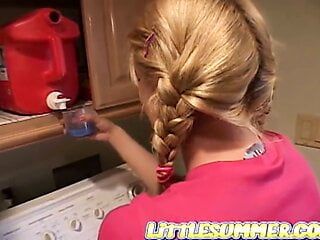 Pequeña adolescente tocada en la lavandería