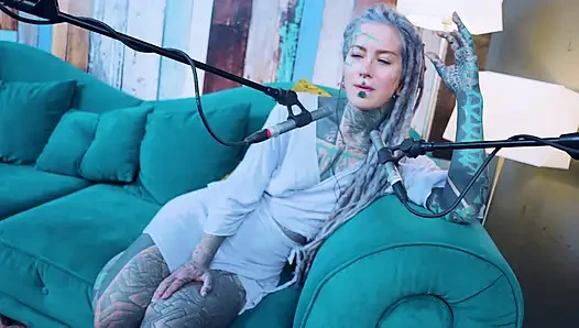 Ich spreche über M - Musik - ASMR podcast SFW spricht goth dünnes mädchen dreadlocks tattoo-modell inked mädchen