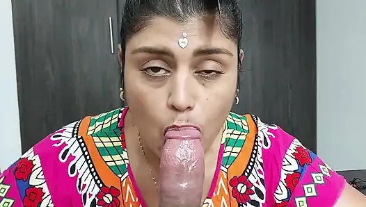 Sevimli bir Kolombiyalı kadın lezzetli bir masaj alıyor
