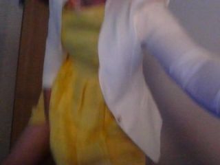 Crossdresser de dama de honor en lindo vestido amarillo y blaze blanco