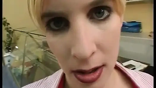 Blonde dame aus deutschland bekommt ihre haarige muschi geritten