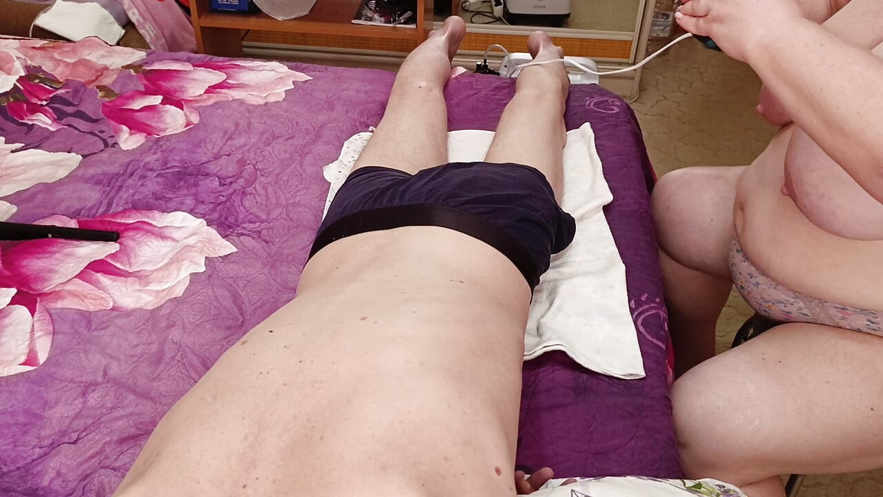 Došao sam susjedu na masažu i dobio bonus i duboko pušenje s prskanjem sperme