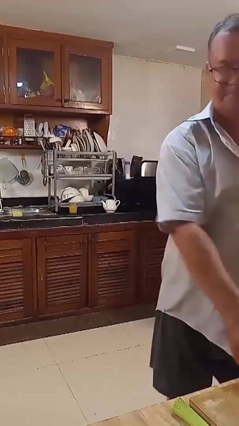 Mora se videti trenutak iz jutarnjeg haosa u kuhinji. KOMEDIJA NSFW PRIČA 284 s1"