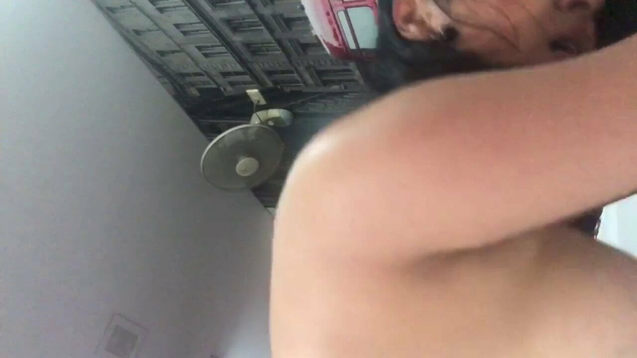 Mi verdadera esposa caliente tomando una carga en su coño