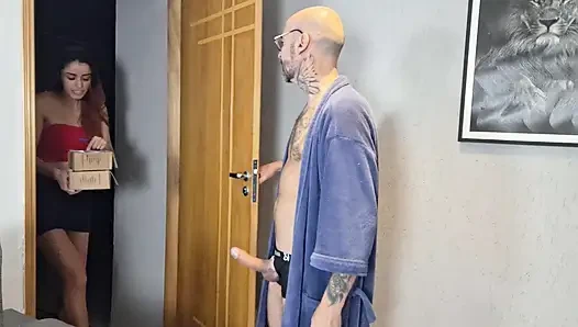 Kinky Crown Dick Out ile Teslimatçı Kız Alır!