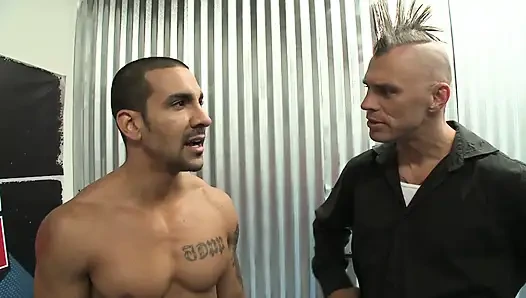 Zenci hatun ringde adamın yarağını tatmin ediyor