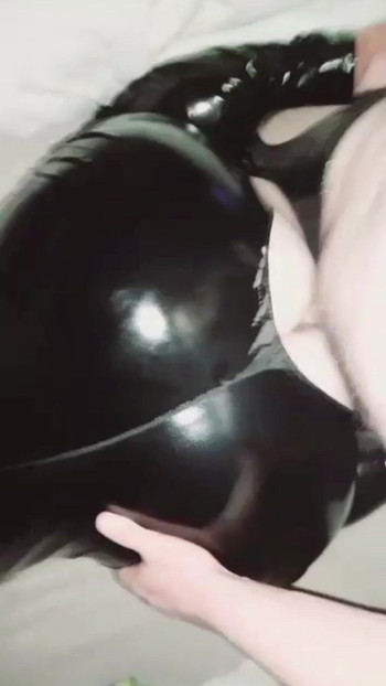 Žena u PVC-u jebe muškarca dok je muž na poslu