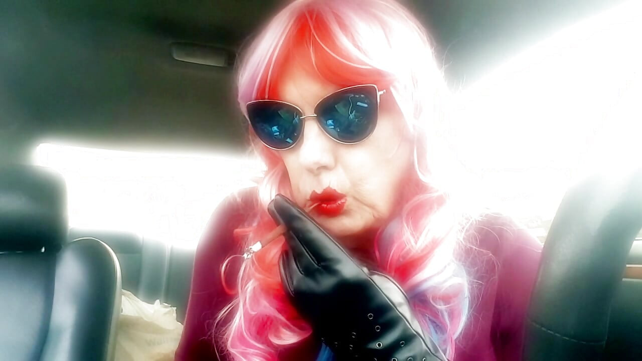 SEXY SRA. ROMAN LE ENCANTA FUMAR MORE120 LOS MENTOLADOS