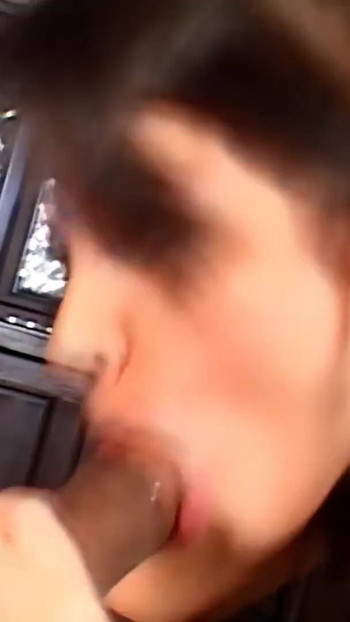 Emotivni trenutak iz "Očuh je došao kući dok je pozirala za svoj OF račun! I on se želio malo zabaviti s njom!"