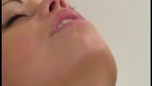 Sarışın lezbiyen kız yemekle oynamayı seviyor